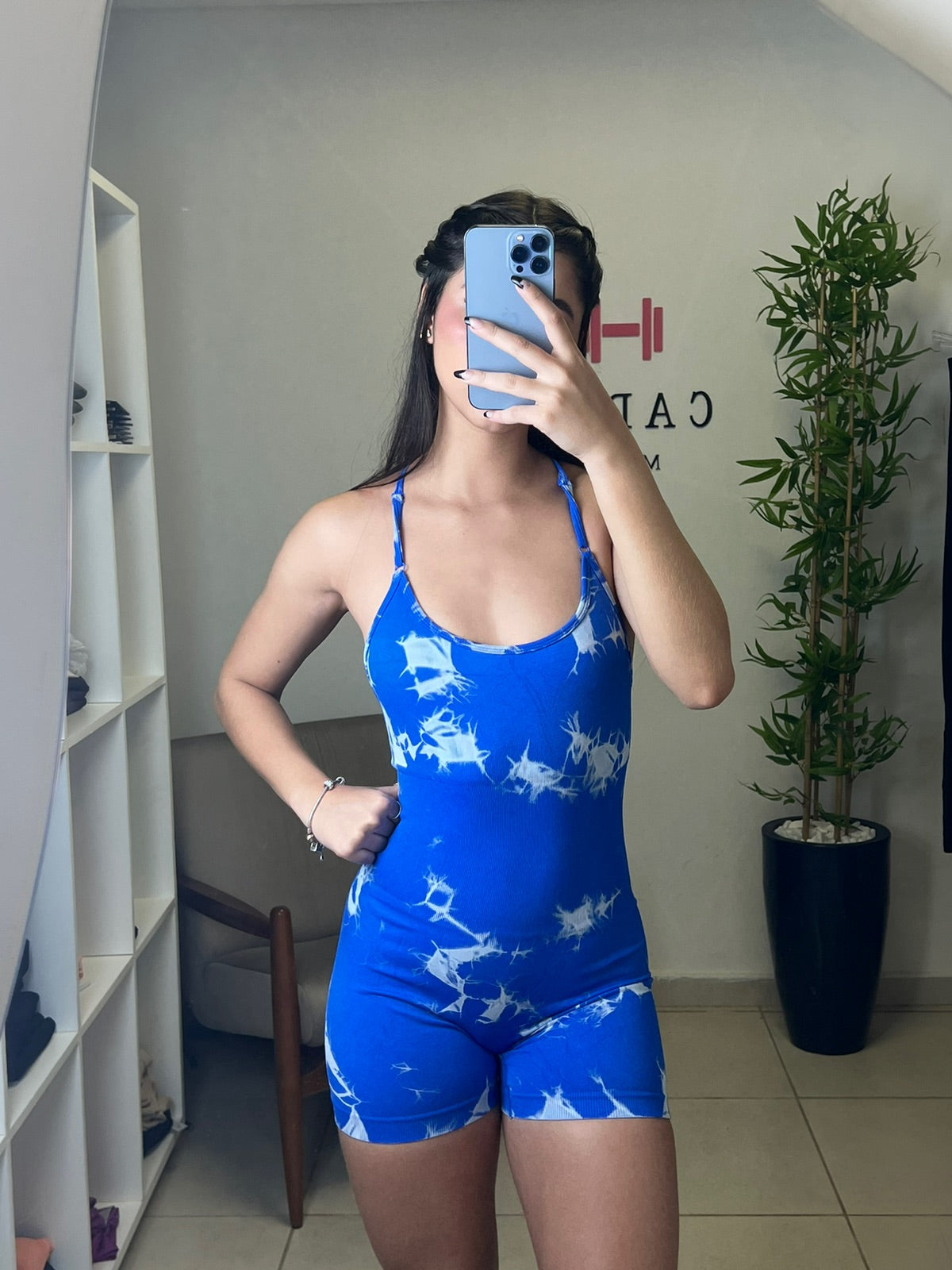 Macaquinho Tie Dye Azul Empina Bumbum